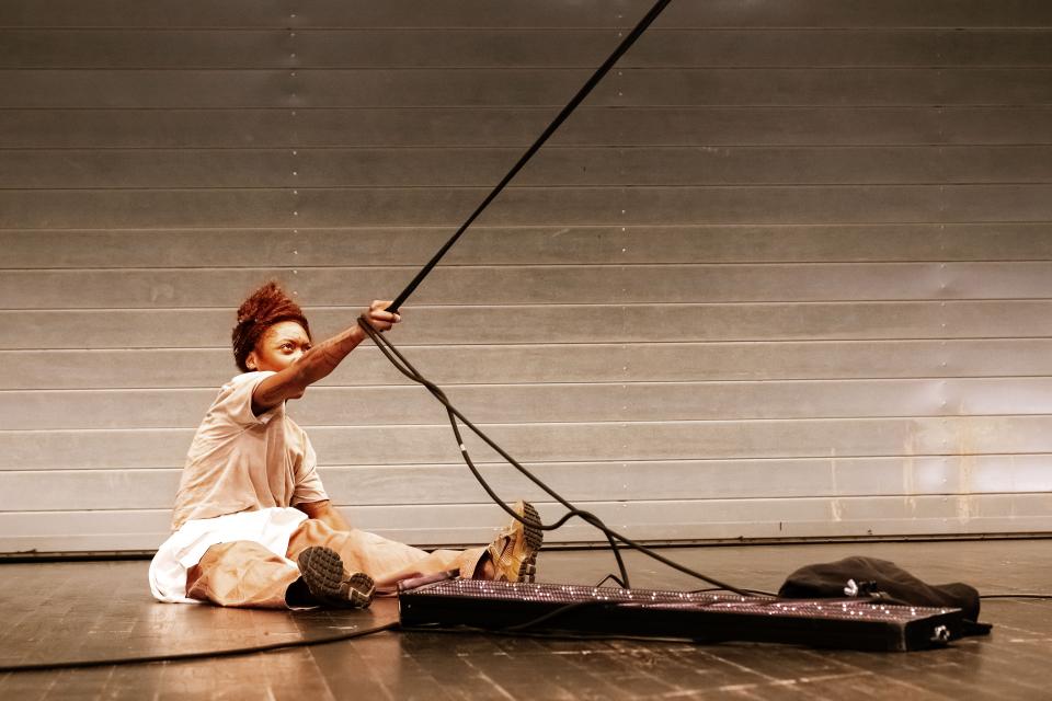 Johana Malédon performer trekt aan een touw 