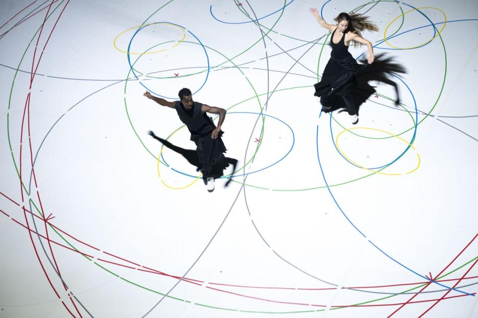 GLA55 twee dansenden in concentrische cirkels 